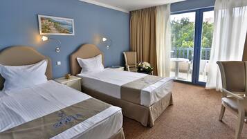 Minibar, una scrivania, tende oscuranti, ferro/asse da stiro