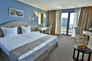 Minibar, desk, blackout drapes, iron/ironing board - Hotel Sofia - All Inclusive (Varna)