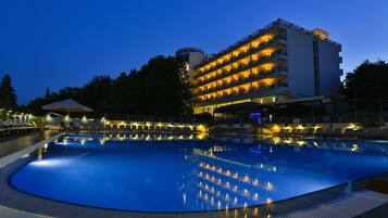 Fachada de la propiedad por la tarde o noche