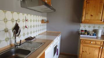 Réfrigérateur, micro-ondes, plaque de cuisson, lave-vaisselle