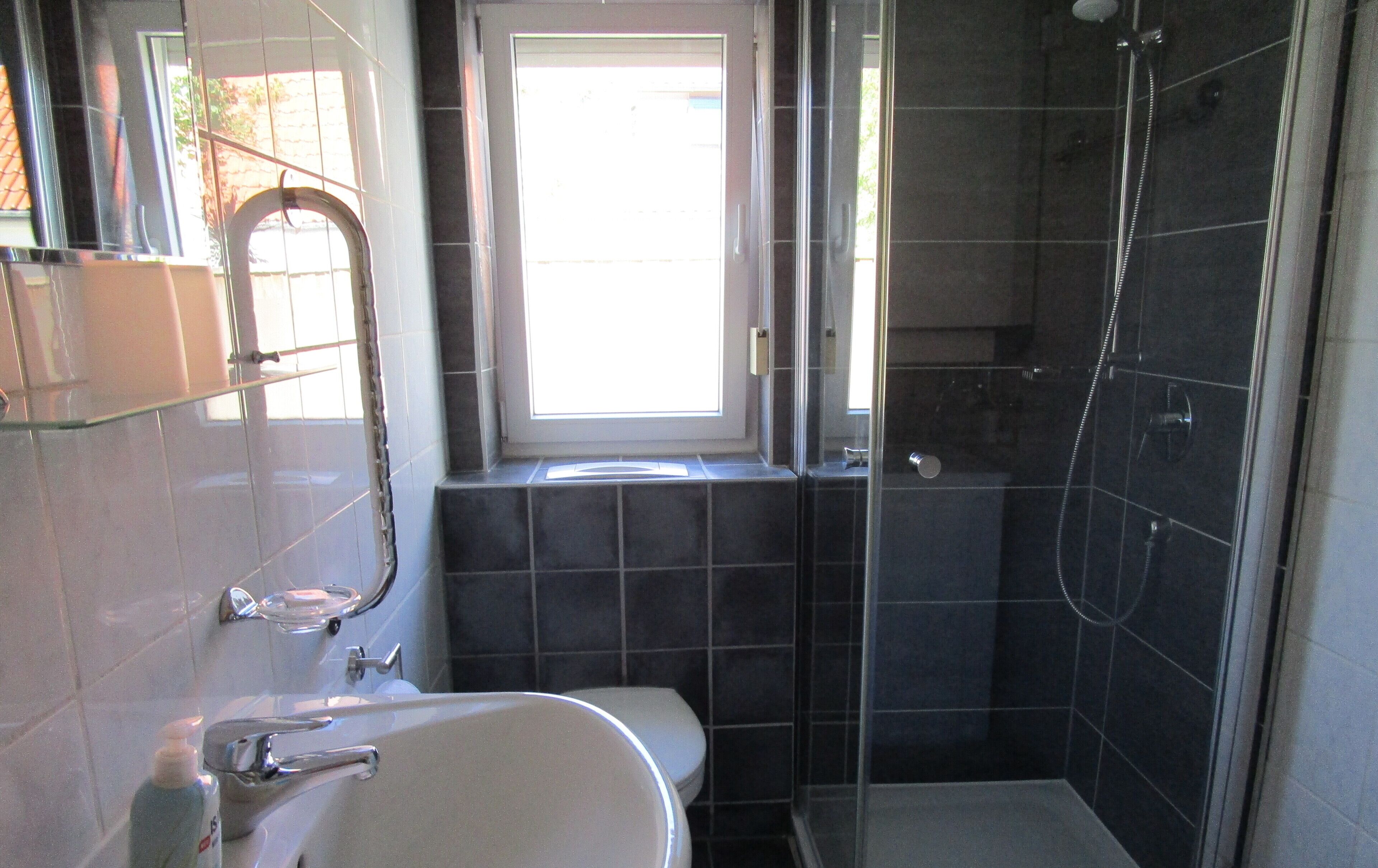 Douche, sèche-cheveux, serviettes fournies, savon