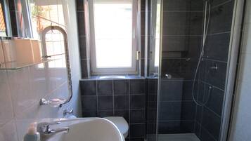 Douche, sĂšche-cheveux, serviettes fournies, savon