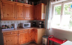 Réfrigérateur, micro-ondes, plaque de cuisson, lave-vaisselle