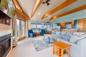 Smart TV, DVD player, books, video library - Soundside Dog Friendly w/ Hot Tub, Outdoor Games, Cmty Pool & Tennis/Pickleball (Avon)