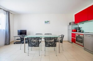 Réfrigérateur, micro-ondes, four, lave-vaisselle