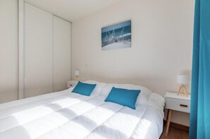 1 chambre, fer et planche à repasser, draps fournis