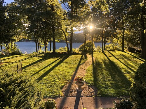 Breathtaking Views of the Niagara River from a Private Contemporary Home in NOTL