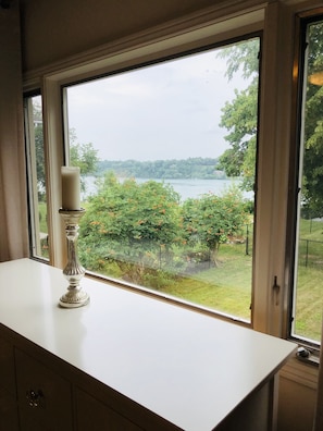 Interior - Breathtaking Views of the Niagara River from a Private Contemporary Home in NOTL (Niagara-on-the-Lake)