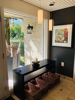 Interior - Breathtaking Views of the Niagara River from a Private Contemporary Home in NOTL (Niagara-on-the-Lake)