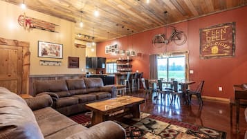 Älytelevisio, videopelejä, DVD-soitin, pöytäjalkapallopöytä