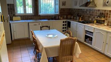 Réfrigérateur, four, plaque de cuisson, lave-vaisselle