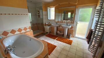 Ensemble douche/baignoire, sĂšche-cheveux, bidet, serviettes fournies