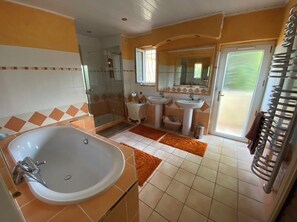 Combinazione doccia/vasca, asciugacapelli, bidet, asciugamani