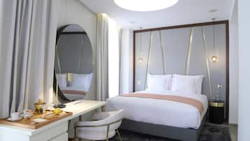 Frigobar, cofres nos quartos, escrivaninha