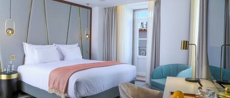 Deluxe room | Ylelliset vuodevaatteet, minibaari, tallelokero huoneessa, työpöytä