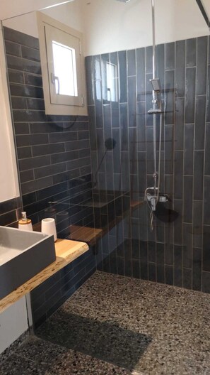 Chuveiro, secador de cabelo, toalhas de banho, sabonete