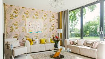 Smart-TV, Kamin, Bücher