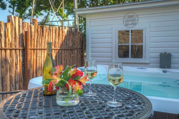 Outdoor spa tub - Stunning Home Just 2 Blks from Main St! (Fredericksburg)