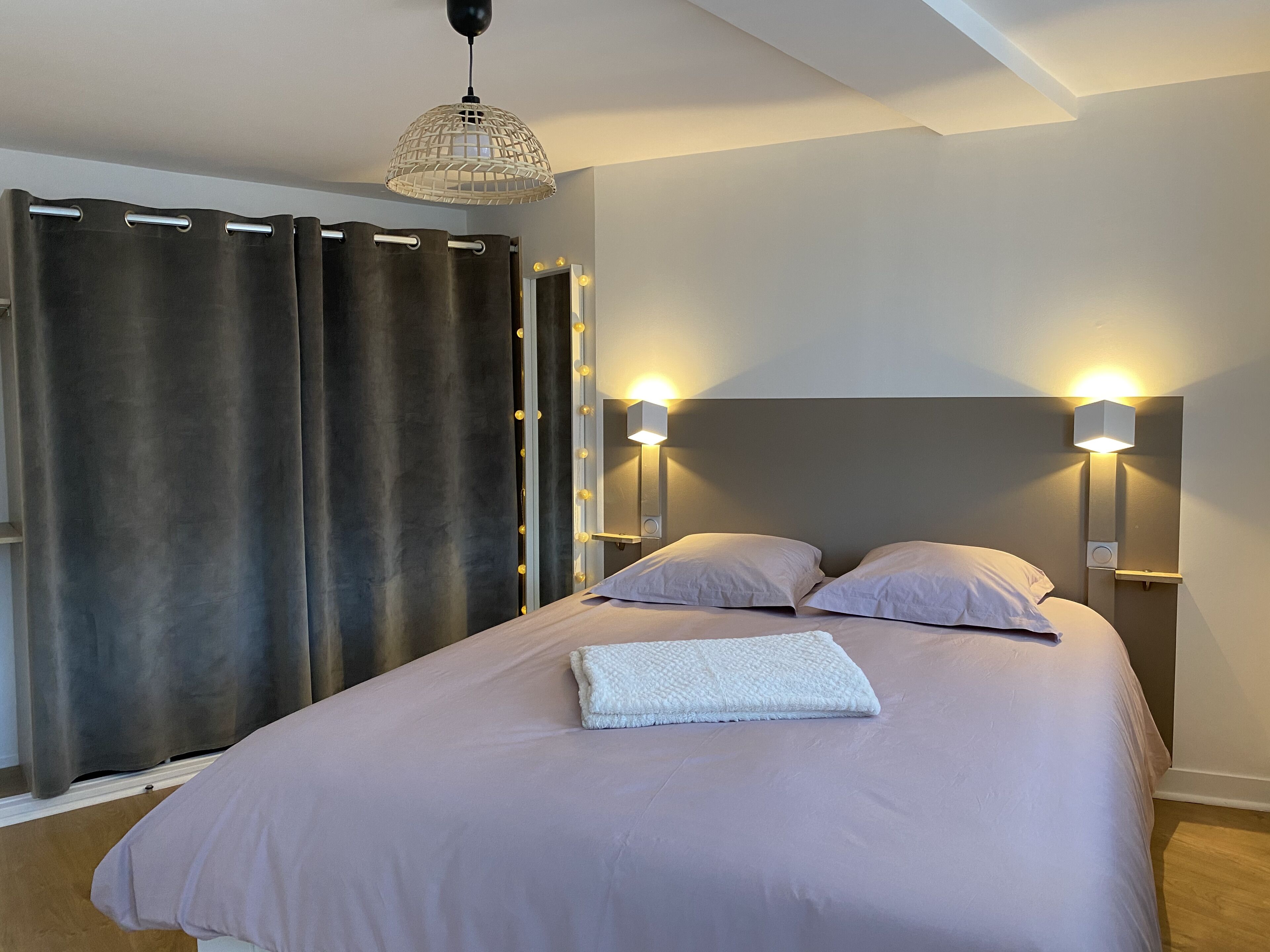 2 dormitorios, escritorio, tabla de planchar con plancha y wifi