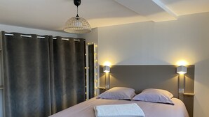 2 soverom, skrivebord, strykejern/-brett og wi-fi