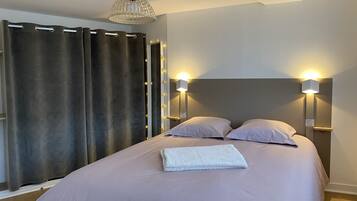 2 dormitorios, escritorio, tabla de planchar con plancha y wifi