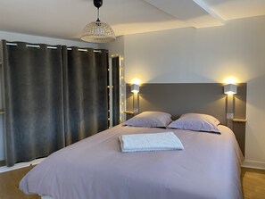 2 chambres, bureau, fer et planche à repasser, lit parapluie