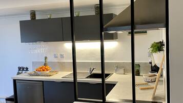 Frigorífico, microondas, horno y placa de cocina