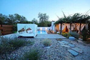 Villa, varias camas | Piscina | Una piscina cubierta