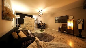 Un salon confortable avec un canapé, une table à manger et un téléviseur.