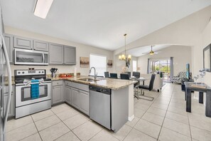 Mikrobølgeovn, ovn, kokeplater og oppvaskmaskin