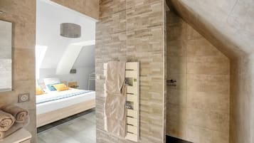 1 bedroom, desk