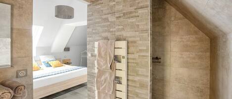 1 habitación y escritorio