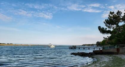 Mid-Cape Cottage, Short Walk to the Beach