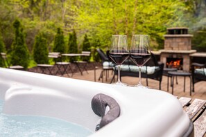Outdoor spa tub - Hot Tub | Pool Table | Patio | Walk 2 Beach | 10 min South Haven (Covert)