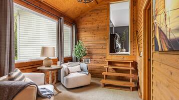 Smart-TV, Kamin, Videospiele, Bücher
