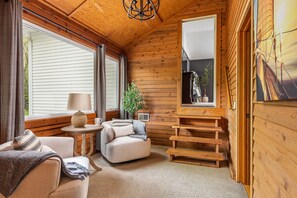 Smart-TV, Kamin, Videospiele, Bücher