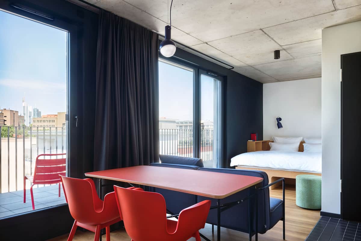 Signature Studio Suite, Balcony | Premium bedding, in-room safe, desk, laptop workspace