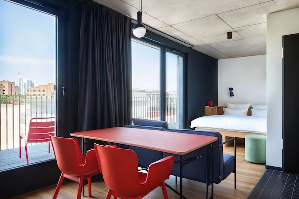 Studio Suite có thiết kế đặc trưng, ban công | Bộ đồ giường cao cấp, két bảo mật tại phòng, bàn