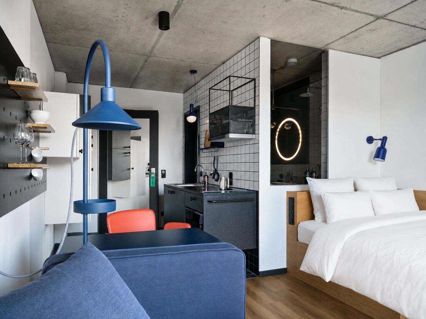 Design Apartment | เครื่องนอนระดับพรีเมียม, ตู้นิรภัยในห้องพัก, โต๊ะทำงาน