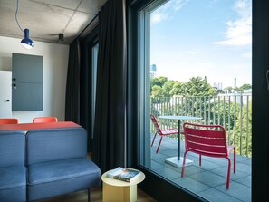 Signature Studio Suite, Balcony | Living area