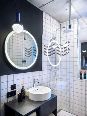 Studio | Badkamer | Een douche, een regendouche, milieuvriendelijke toiletartikelen