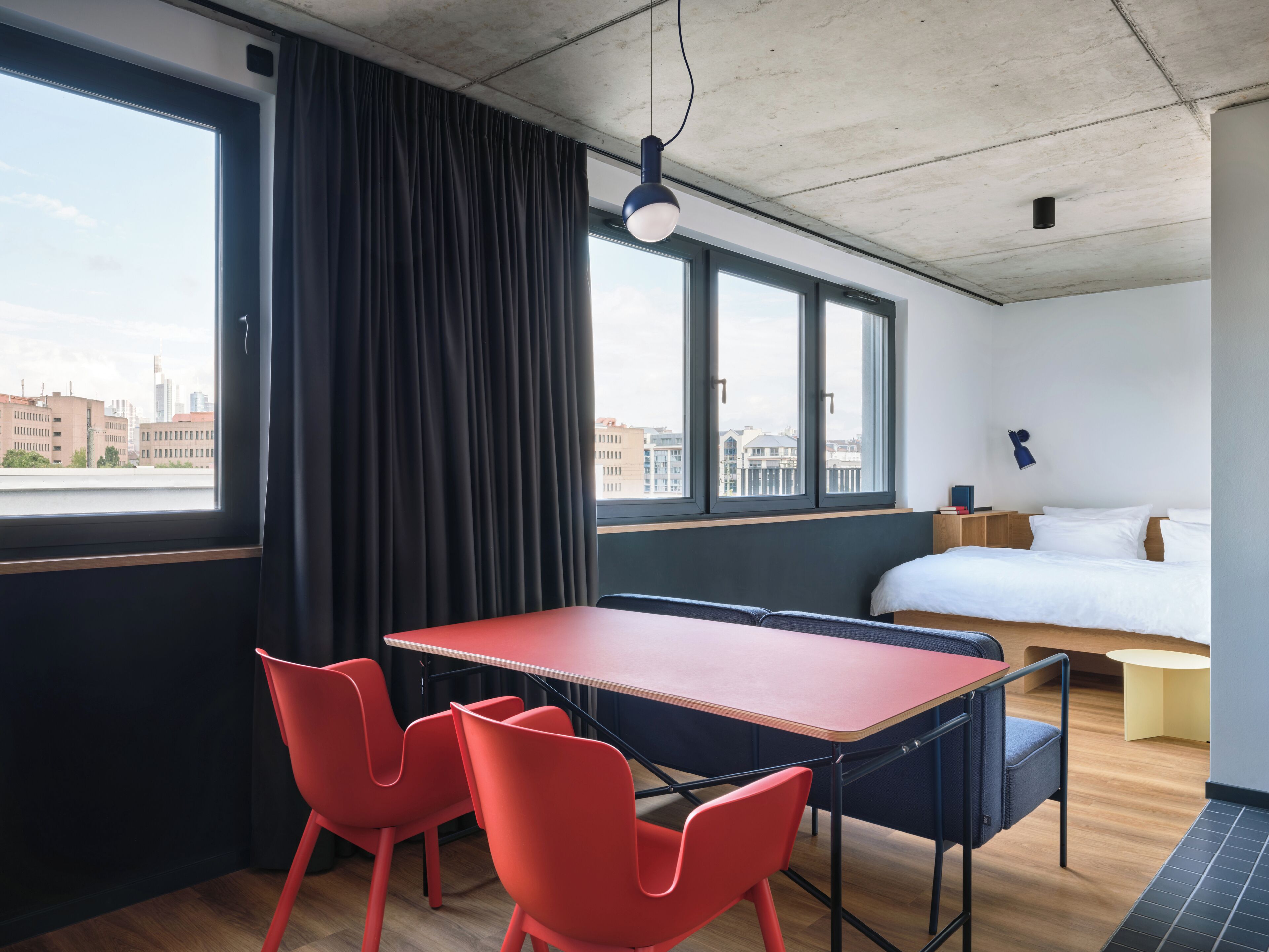 Ropa de cama de alta calidad y caja de seguridad en la habitación 