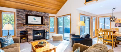 スマートテレビ、暖炉、DVD プレーヤー、卓球台