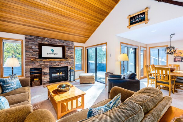 Smart TV, fireplace, DVD player, ping pong