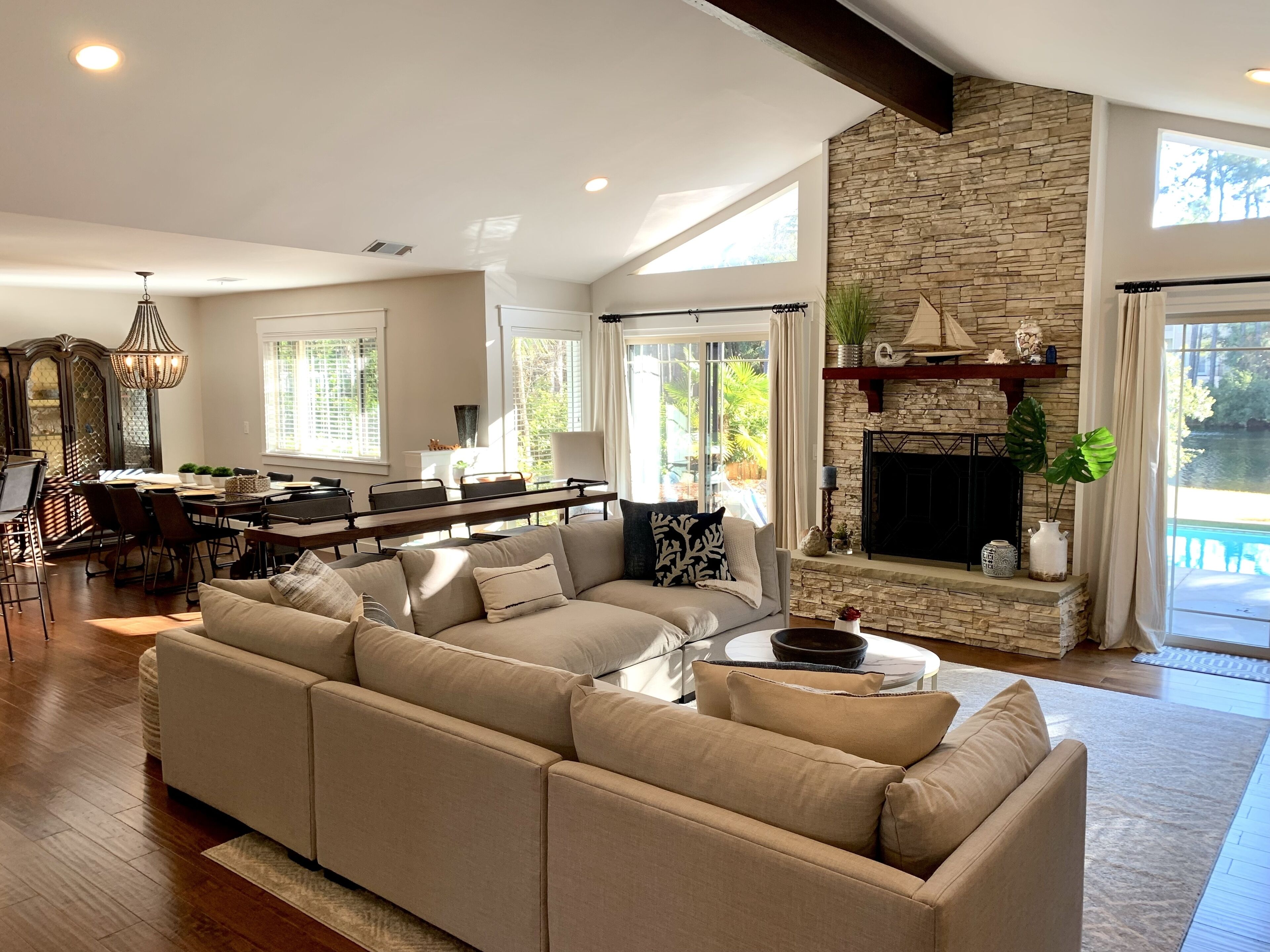 Smart TV, caminetto, videogiochi, tavolo da ping pong