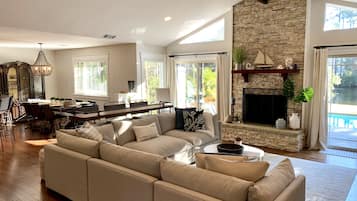 Smart TV, chimenea, videojuegos y tenis de mesa