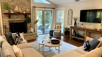 Smart TV, chimenea, videojuegos y tenis de mesa