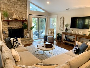 Smart TV, caminetto, videogiochi, tavolo da ping pong