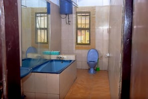 Apartamento | Baño | Ducha, bañera profunda, toallas y champú