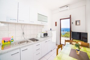 Căn hộ | Bếp riêng | Tủ lạnh, lò vi sóng, bếp nấu, ấm điện 